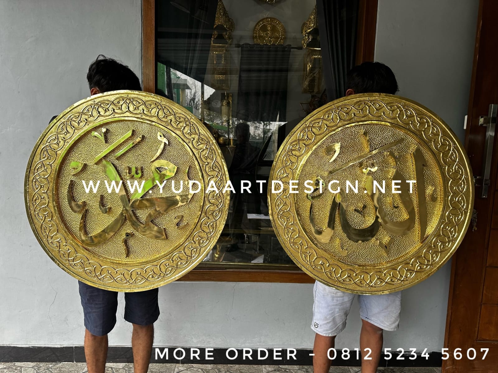 Hiasan Dinding Kaligrafi Kuningan Bundar: Simbol Keabadian Emas dan Keindahan Spiritual