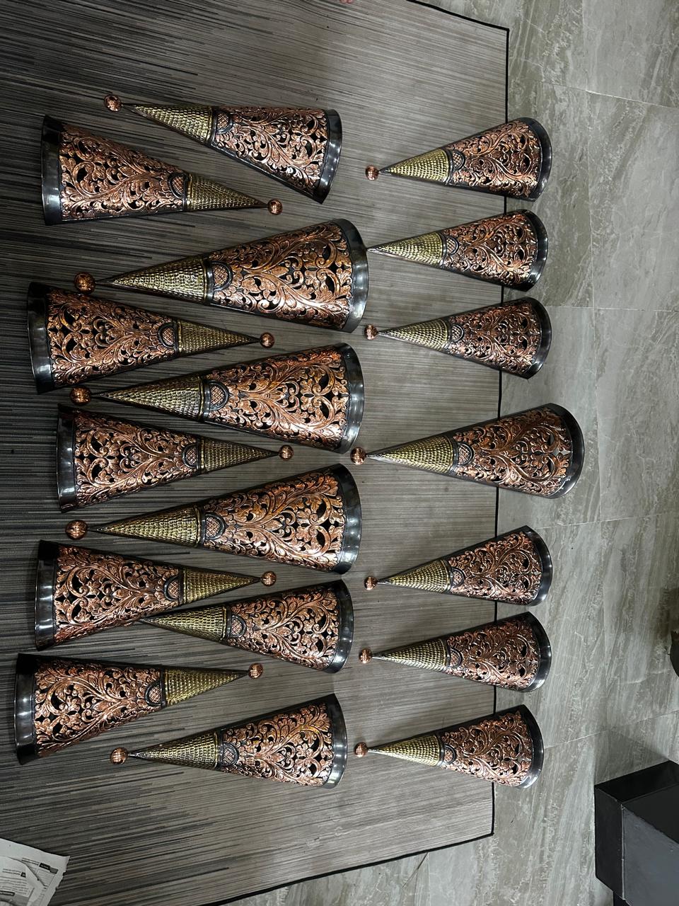 Hiasan Dinding Tembaga Batik Custom (Segitiga): Kombinasi Hitam Patina, Kuningan, dan Ukiran Tradisional