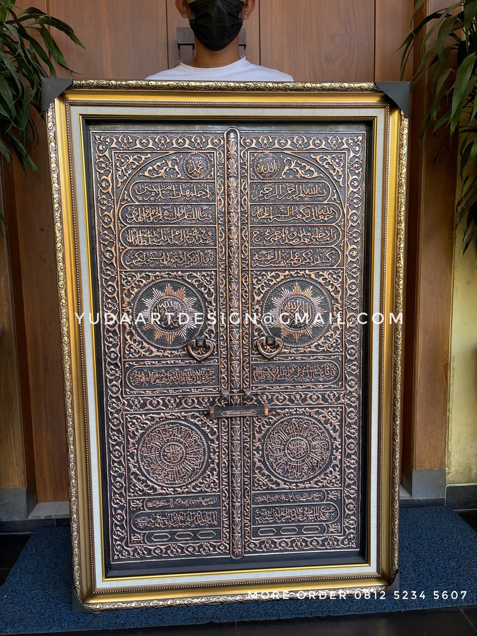 Hiasan Dinding Tembaga Pintu Ka'bah Custom: Finishing Hitam Poles Patina, Bingkai Kayu, dan Pemasangan Mudah