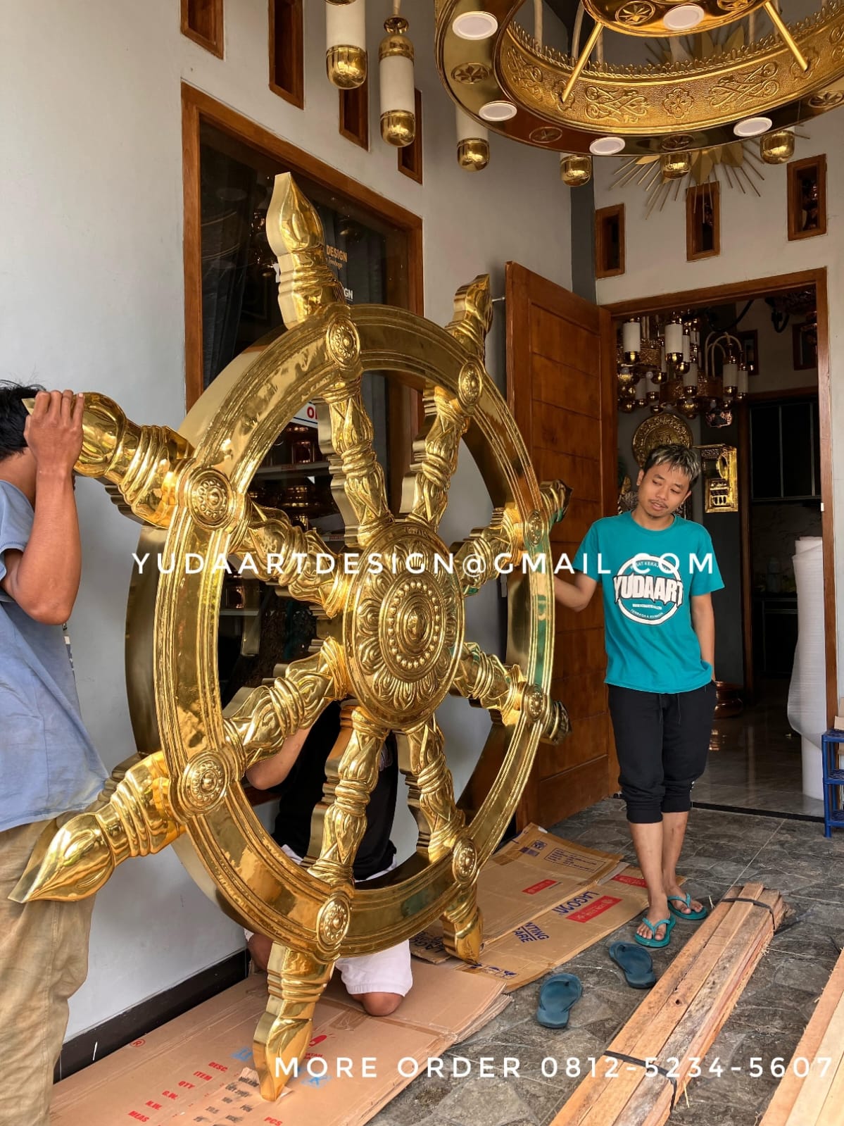 Jasa Pembuatan Logo Kuningan Custom Full Service: Relief 3D Dua Muka, Pengiriman, & Pemasangan