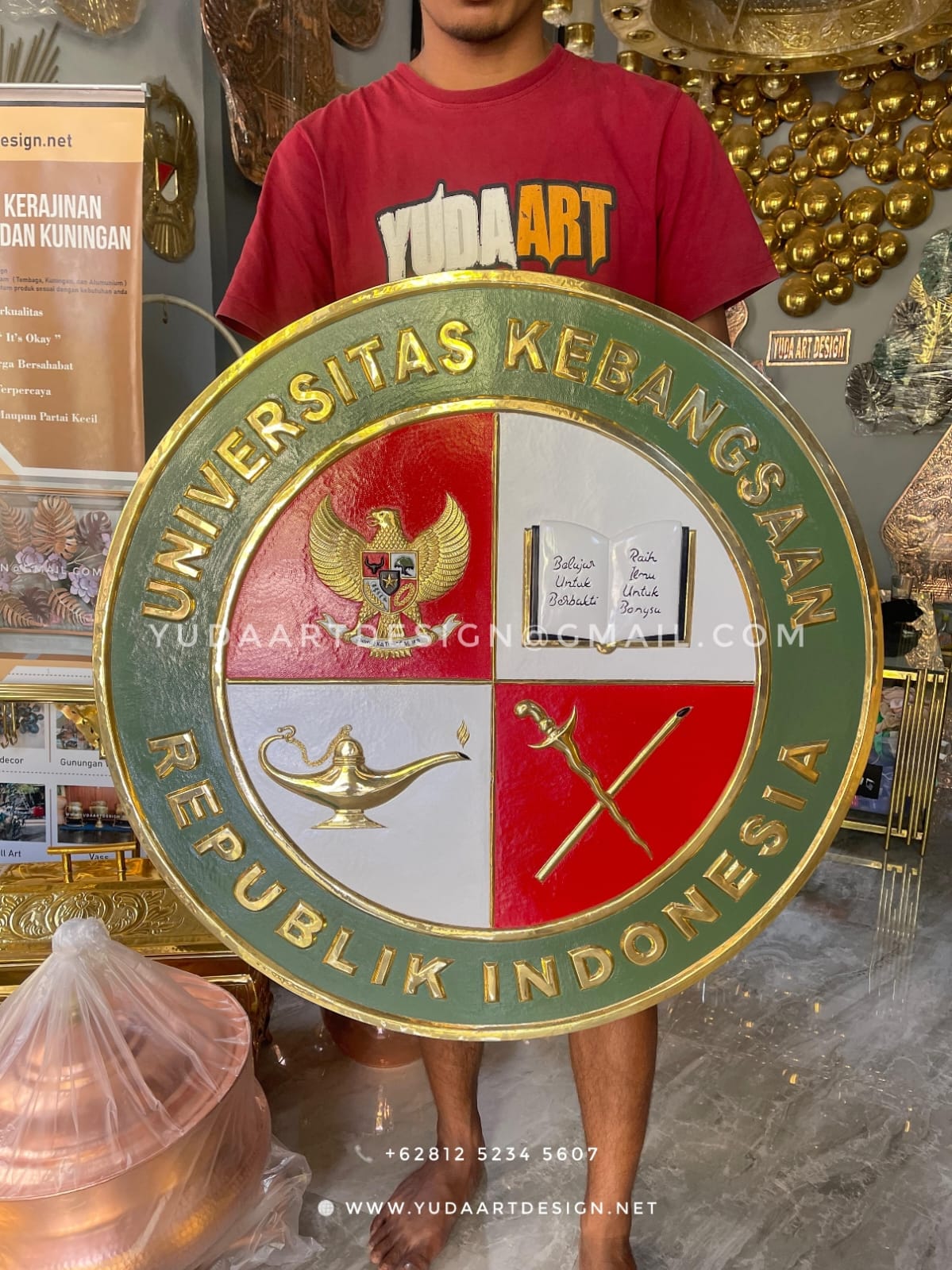Jasa Pembuatan Logo Kuningan Custom: Relief Timbul Emas untuk Universitas dan Institusi Pendidikan