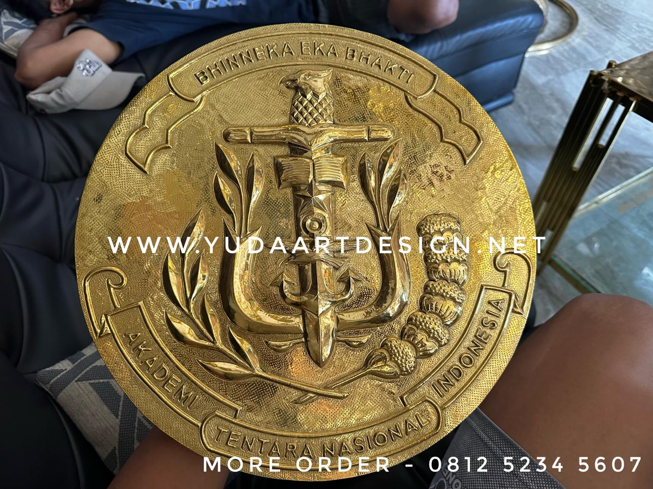 Jasa Pembuatan Logo Tembaga dan Kuningan Custom: Relief Timbul Institusi Militer dengan Coating Awet