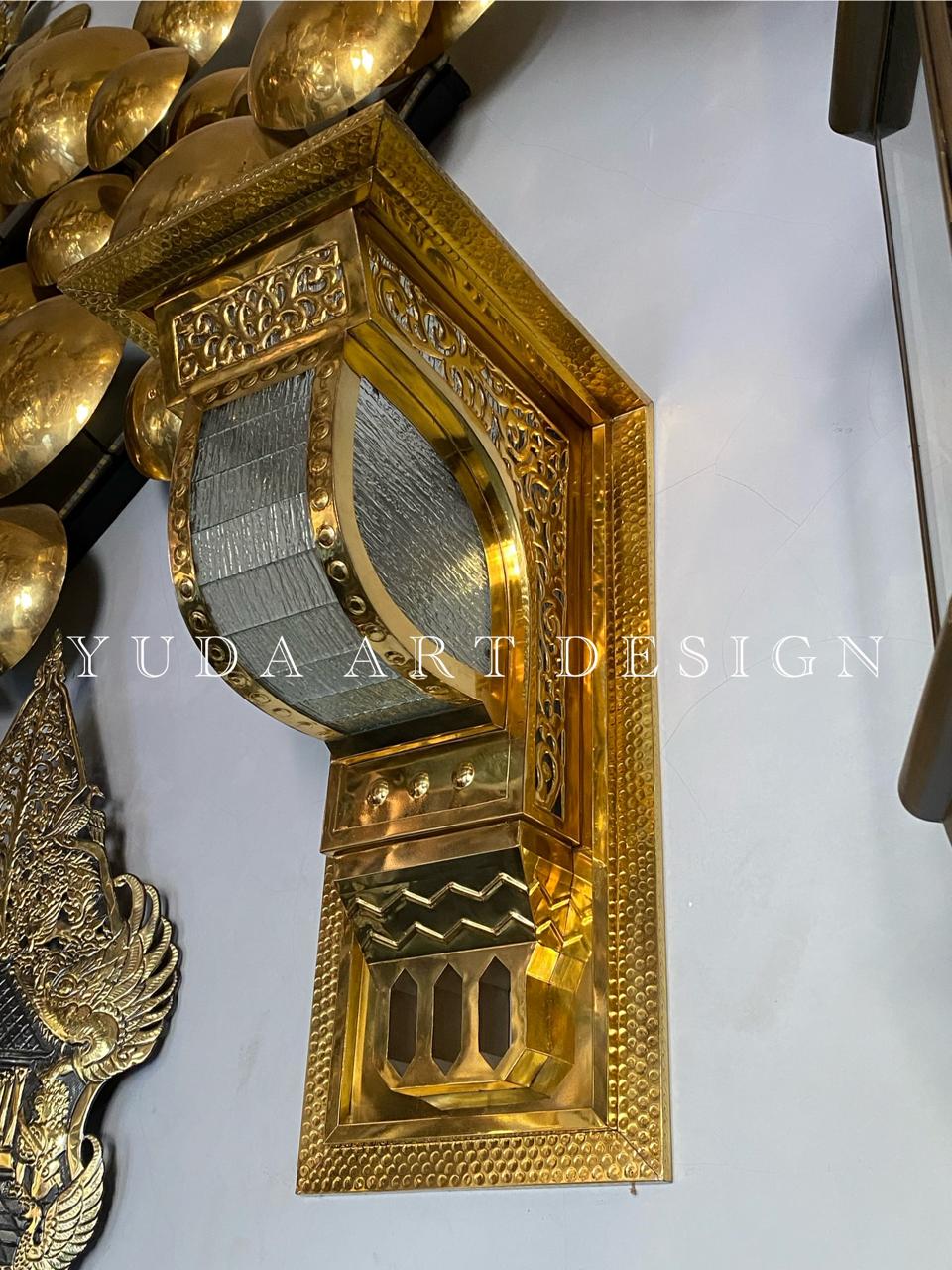 Lampu Dinding Nabawi Kuningan Poles Mengkilap: Desain Bentuk L, Lampu Religi untuk Masjid & Interior Islami