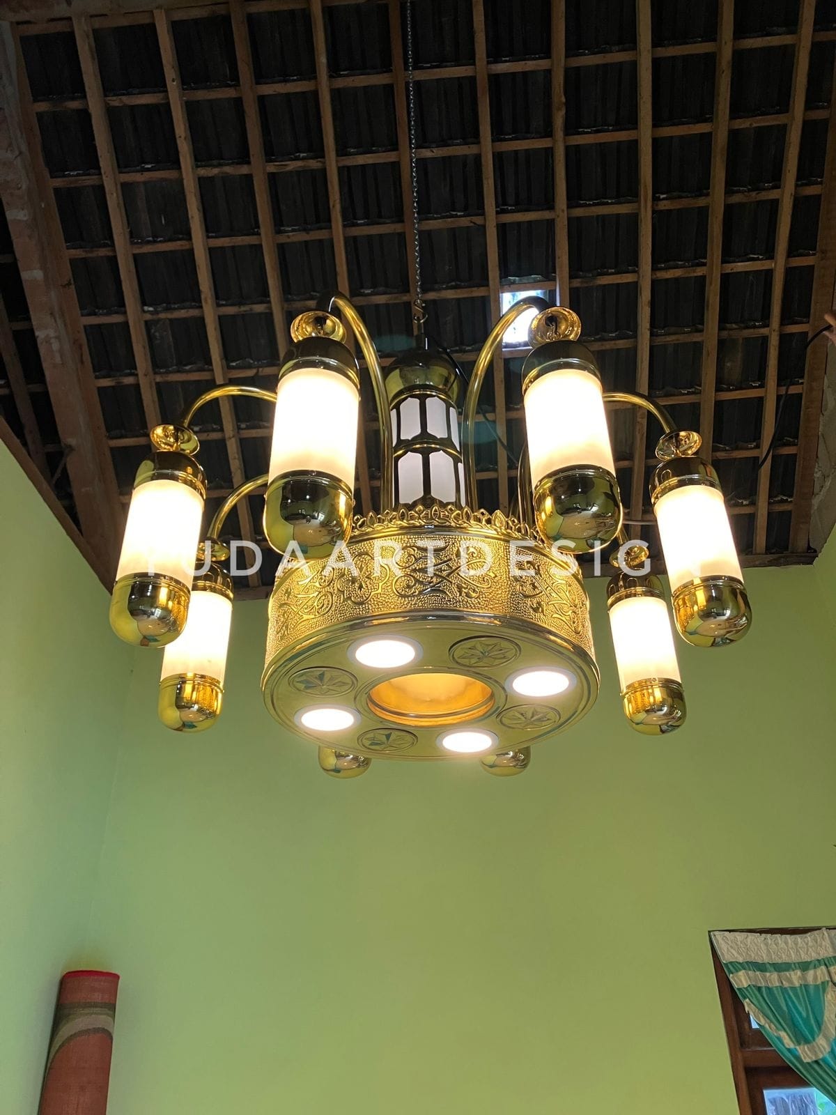 Lampu Gantung Masjid Kuningan 1 Meter: Chandelier Ideal untuk Ruang Tengah & Area Mihrab