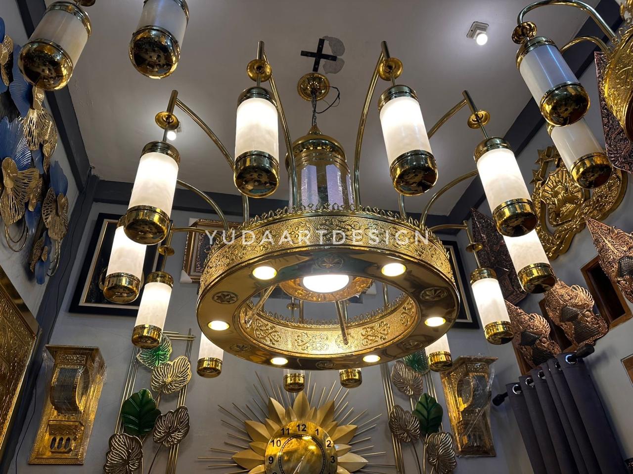 Lampu Gantung Masjid Kuningan: Chandelier Emas Megah untuk Penerangan Ruang Ibadah Islami