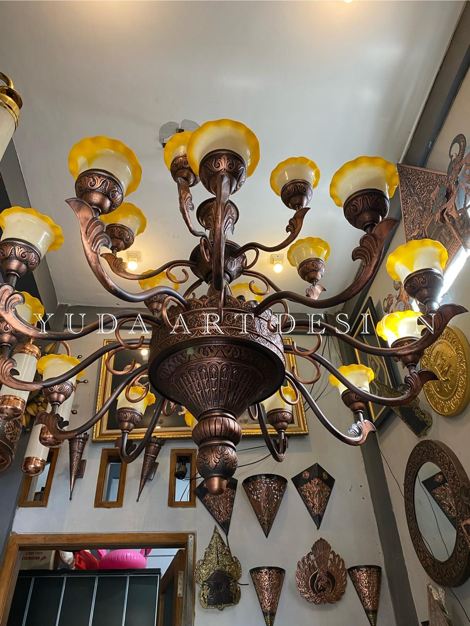 Lampu Gantung Tembaga Antik 2 Meter: Megah 2 Tingkat, 18 Tangkai, Finishing Klasik Coklat Kemerahan