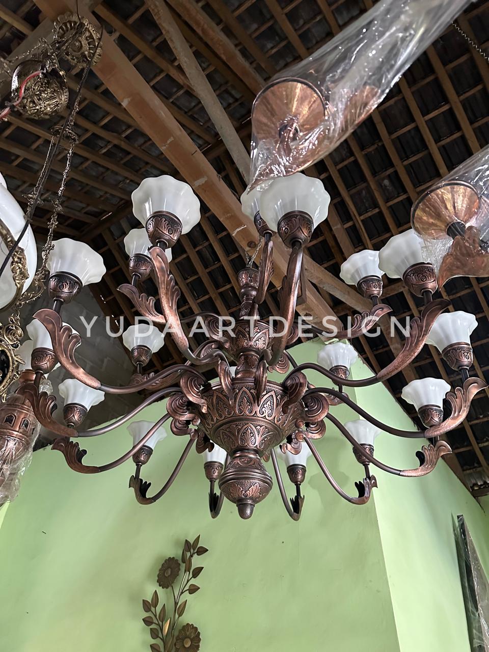Lampu Gantung Tembaga Antik Klasik Custom (Dia. 1,5M): Chandelier 18 Tangkai dengan Finishing Patina Gosok
