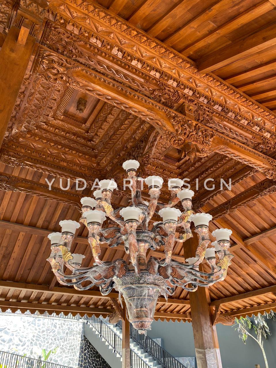 Lampu Gantung Tembaga Custom Ukiran Arab: Chandelier Kolosal 3 Tingkat (Dia. 2M) untuk Luxury Villa Joglo
