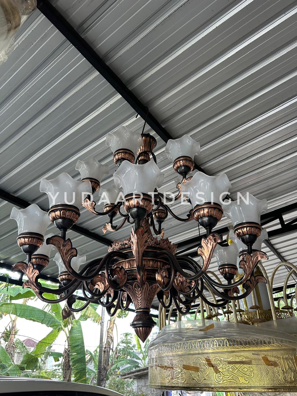 Lampu Gantung Tembaga Hitam Poles Custom (Dia. 1M): Chandelier 18 Tangkai, Kap Fiber, dan Finishing Kimia Mewah