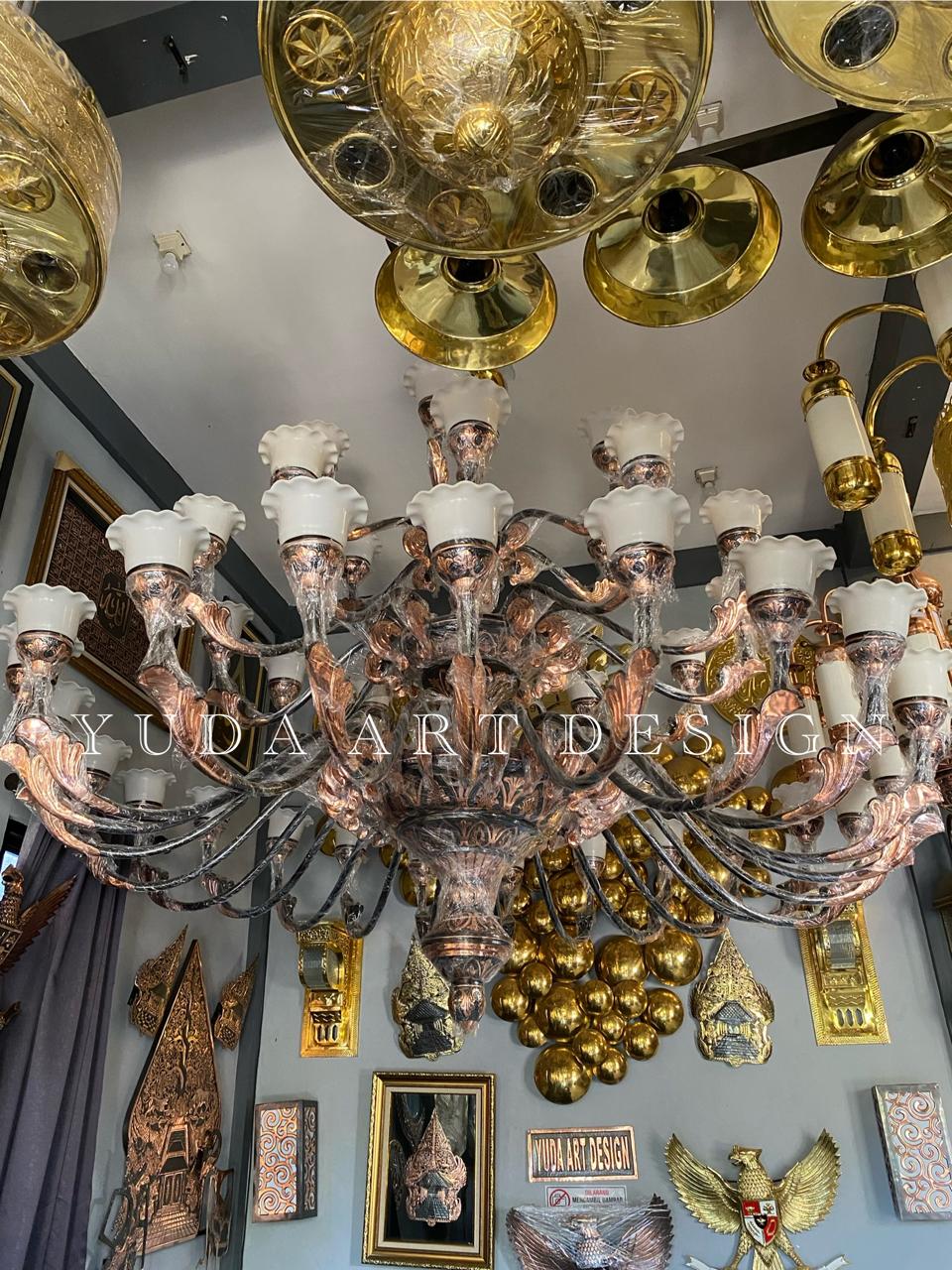 Lampu Gantung Tembaga Kolosal 2.75 Meter: Chandelier 3 Tingkat, 42 Tangkai Hitam Poles (Siap Instalasi)