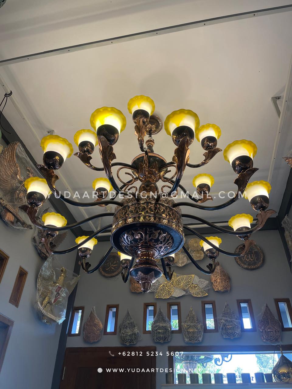 Lampu Gantung Tembaga Robyong Custom: Chandelier Klasik Megah 18 Tangkai, Kap Fiber, Desain & Instalasi