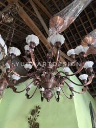 Lampu Gantung Tembaga Klasik 18 Tangkai: Elegan, Cahaya Fleksibel, & Layanan Instalasi Total