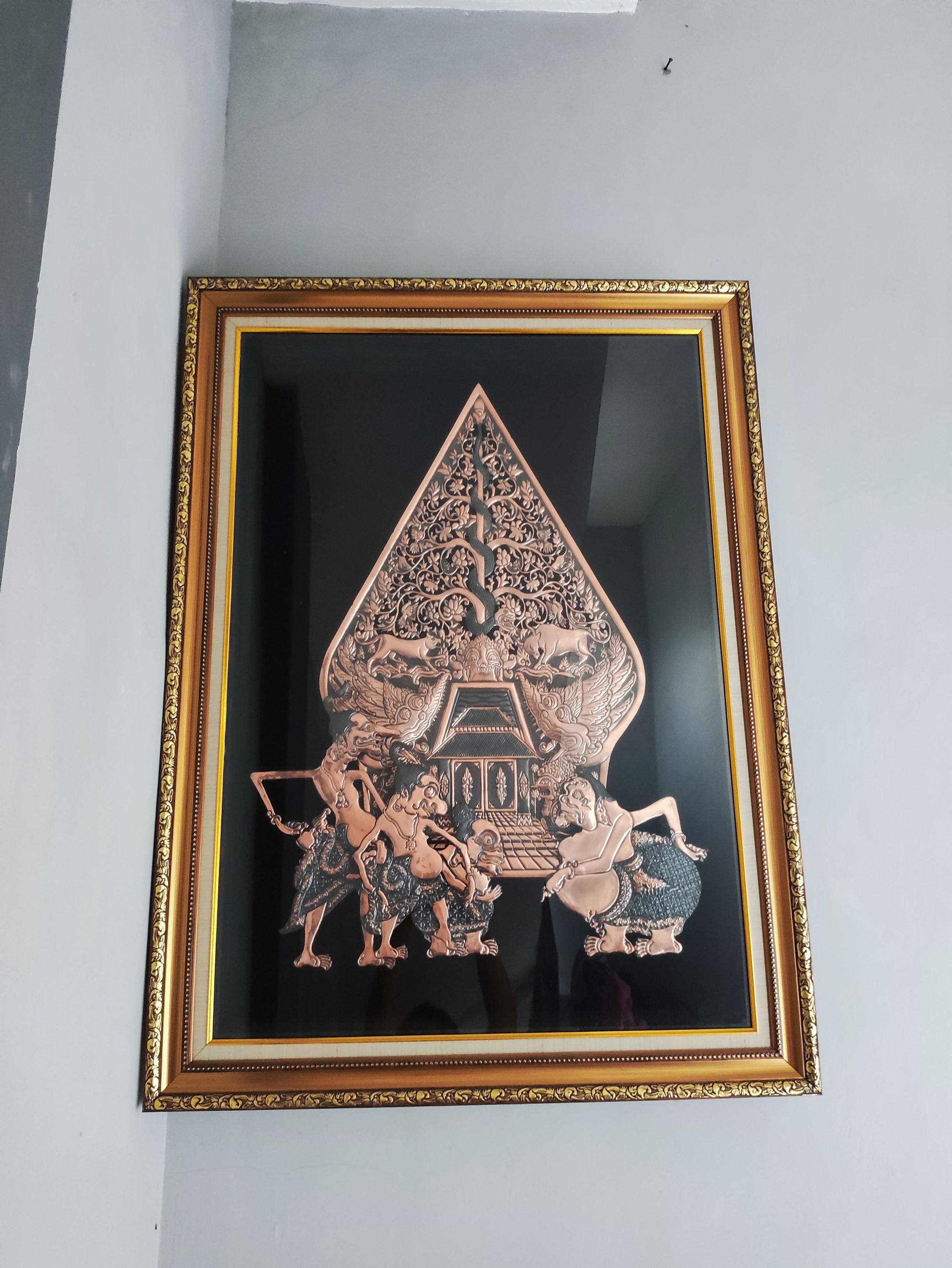 Gunungan Wayang Punokawan Tembaga dengan Bingkai dan Kaca Elegan