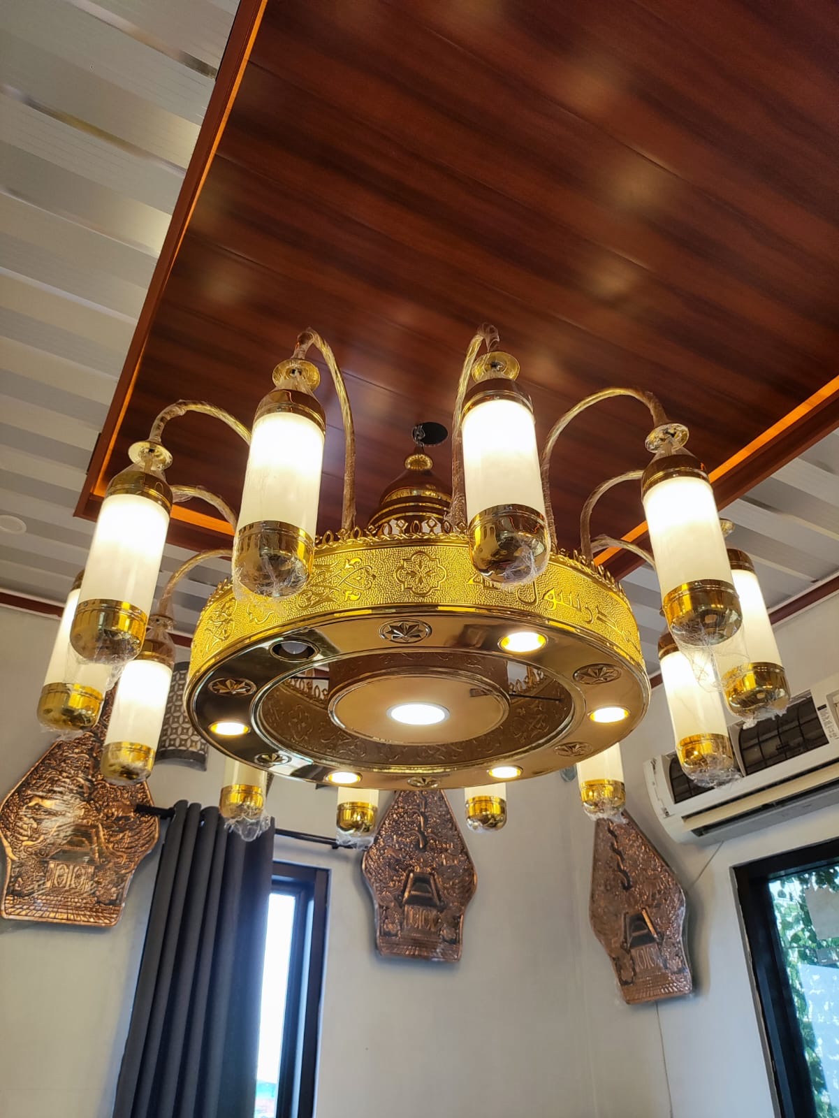 Lampu Gantung Masjid Kuningan Diameter 1.5 Meter: Kemegahan Chandelier Sentra Ruang Utama Masjid Skala Besar Bekasi