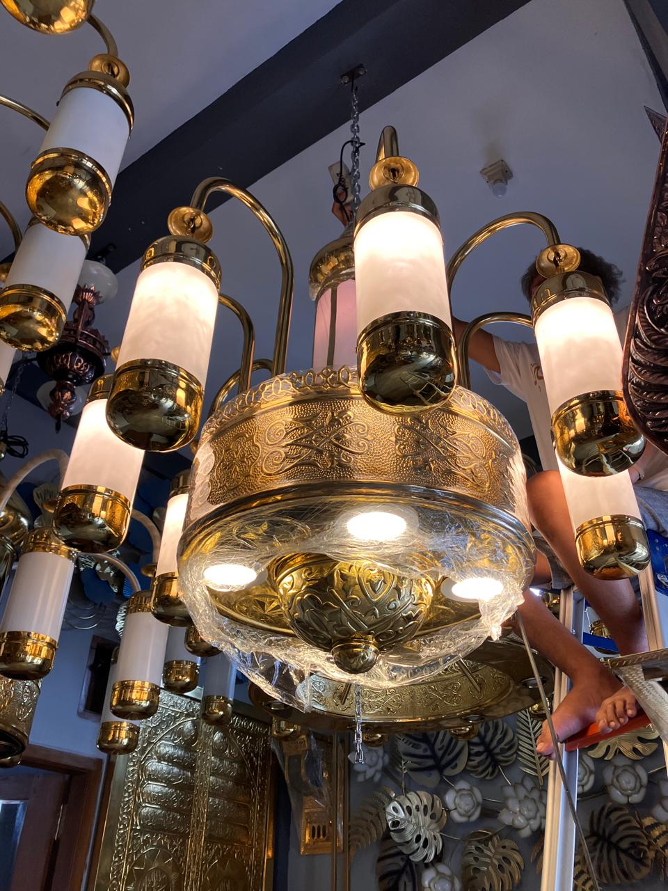 Lampu Gantung Masjid Kuningan Model Nabawi Diameter 1 Meter: Solusi Kemewahan Skala Menengah untuk Mihrab dan Ruang Imam Bekasi